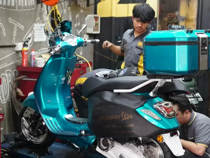 7 Tips Ampuh Jaga Vespa Matic Aman Saat Ditinggal Mudik Lebaran