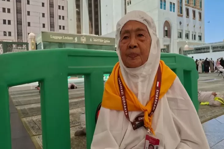 Mengantar Nenek Sudjijem yang digunakan dimaksud Terpisah dari Anaknya ke Hotel Tempat Menginap