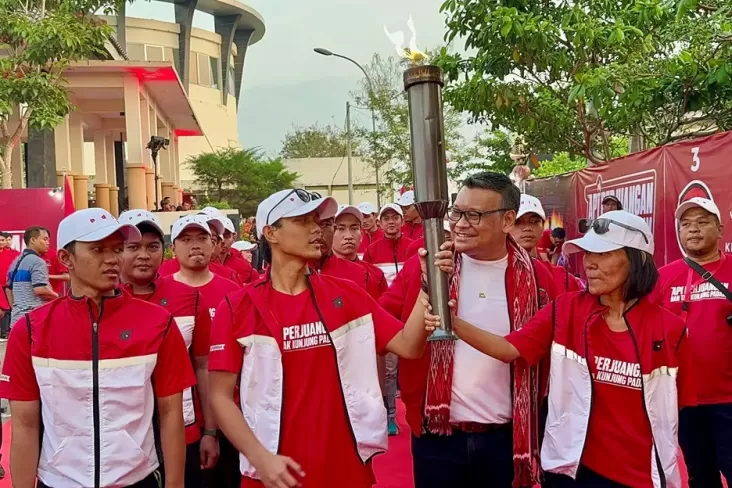 PDIP Lepas Pelari Pembawa Obor Api Perjuangan dari Grobogan Menuju Rakernas V dalam DKI DKI Jakarta