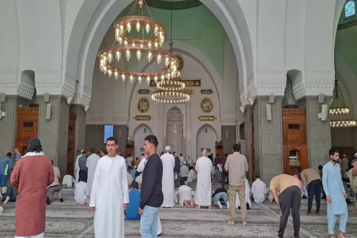 Salat Zuhur di dalam pada Masjid Quba, Masjid Pertama yang Dibangun Rasulullah