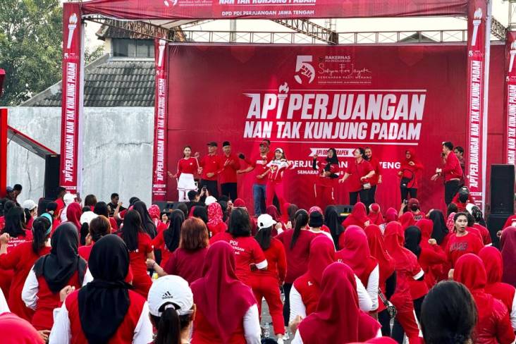 Senam Sicita Antarkan Pelari Kirab Obor Abadi ke Arena Rakernas V PDIP