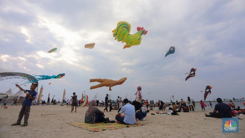 Ada Penampakan Ayam kemudian Kuda Laut Raksasa Terbang di Atas Pantai Ancol