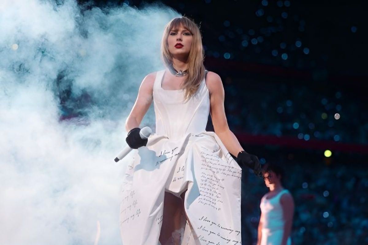 Taylor Swift pamerkan buket bunga dari U2 saat Eras Tour Dublin