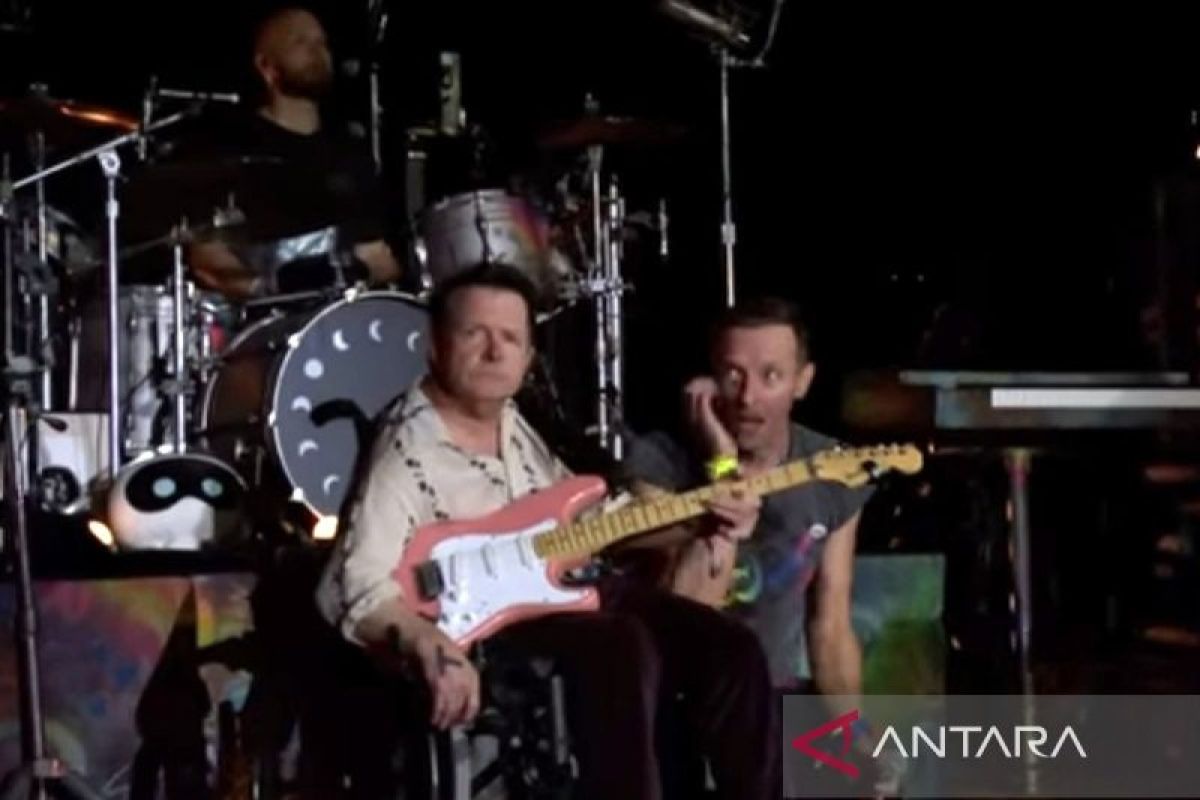 Michael J. Fox nyanyikan “Fix You” dengan Coldplay di Glastonbury