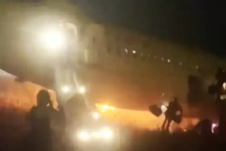 Bawa 85 Orang, Pesawat Boeing 737 Terbakar pada Bandara Senegal