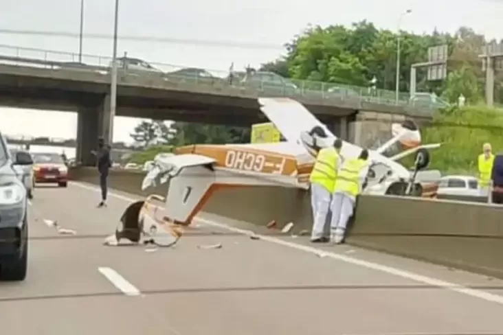 Pesawat Hal ini adalah Tabrak Kabel Listrik kemudian Jatuh pada Jalan Raya, 3 Orang Tewas