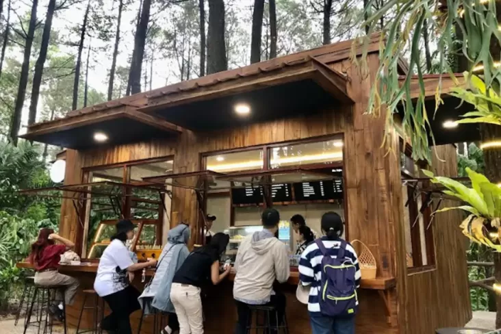 Kepopuleran Ngopi ke Kafe Tengah Hutan Kaki Gunung Arjuna Pasuruan