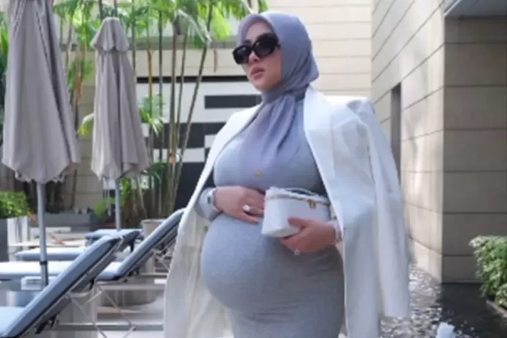 Syahrini Pamer Baby Bump Ditemani Reino Barack, Netizen: Stunning